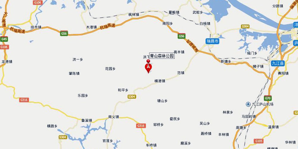 青山森林公园,可能知道的人并不多,但却是登山爱好者常来的地方。它与庐山遥相呼应,浑然天成,历史景迹繁多。青山优美的生态环境,丰富的人文景观和自然观,是一块尚未开发的处女地。 青山在瑞昌中部,位于范镇和横港之间。上山是一段盘山公路,蜿蜒盘旋。青山本叫秦山,传说秦始皇为求长生不老药南巡至此,见山中风雾飘渺似如仙境一般,随封以秦山,因秦谐音青,后世念成了青山,一直延续至今。青山前身是林场,如今改为森林公园。 青山上有三庙,上清宫、太清宫和玉清宫,数中庙太清宫香火最旺盛。太清宫周围苍松翠柏,坐落在绿树成
