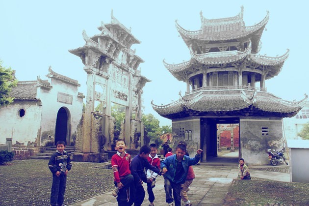 小桥流水人家,青山粉墙黛瓦逶迤,这里就是十里的歙县许村,有一个骄傲