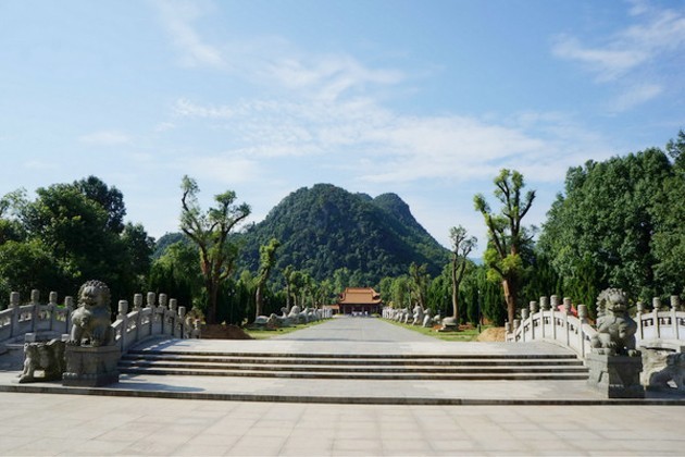 舜帝陵是九嶷山风景区目标人文景观,也是我国最古老的陵墓之一.