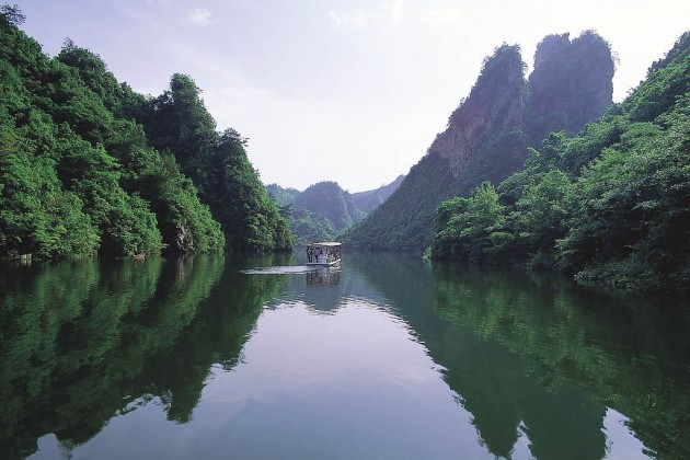 宝峰湖山水相依,人间瑶池.