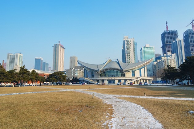 76年前,东北大学学子,"中国奥运第一人"刘长春在东北大学的体育赛场上_cninr 东北大学邵逸夫教学楼 东北大学逸夫教学楼是国家第十四批邵氏教育赠款建设项目,具体位置位于汉卿会堂南侧,建设规模10200平方米,框架式结构,楼层四层,内设现代化教学170人教室10间、135人教室11间、105人教室14间,可容纳学生4000余人。当时校方共接受邵氏基金会捐赠800万港元,学校配套资金1352万元。据了解,逸夫教学楼2000年5月开工,2001年11月竣工。邵氏基金会分两次拨款,每次各400万港元,总计捐助800万港元。逸夫教学楼建好之后,成为东北大学重要教学场所。 邵逸夫不是香港最大的富