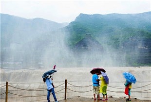 惊涛拍岸壮丽桃花汛壶口瀑布春季自驾游_临汾