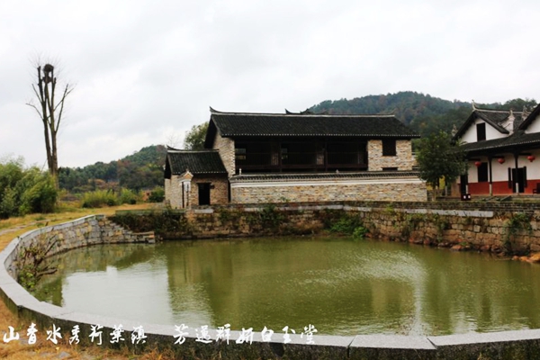 曾国藩的出生地在大界白杨坪,今属荷叶镇天坪村,这里原是一栋一进两横