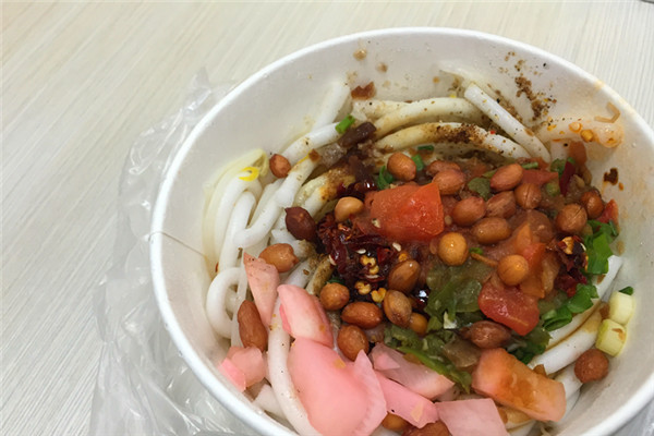 贵阳的素粉其实是平常所说的酸粉,我一向不大爱这个味儿,但这家店的素