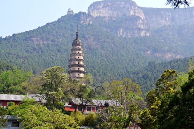 登上陡坡之顶的灵岩寺众观峰峦美