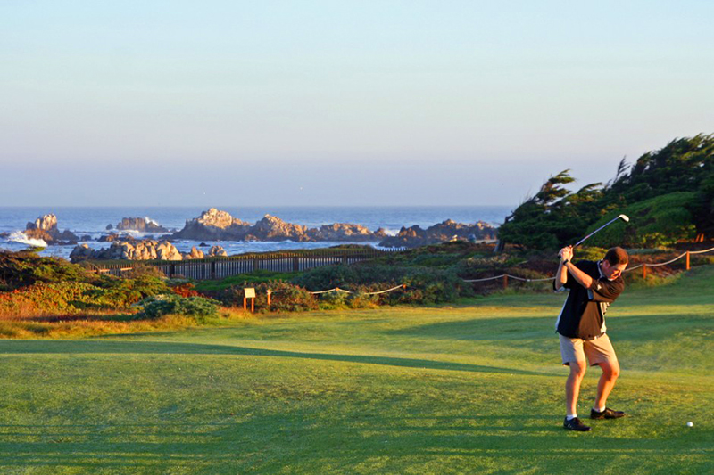 圆石滩高尔夫球场(Pebble Beach Golf Links) 在加州甚至全美国,一提到高尔夫,你都会马上想到圆石滩。圆石滩绝对是全世界最受推崇的公共高尔夫球场,这里曾举办过无数场美国高尔夫公开锦标赛(US Open Championships),也是一年一度的AT&T圆石滩职业-业余配对赛(AT&T Pebble Beach National Pro-Am)从1919年开赛以来的举办地点。 这个球场距离蒙特瑞县(Monterey Count)海湾区(Bay Area)以北两小时路程
