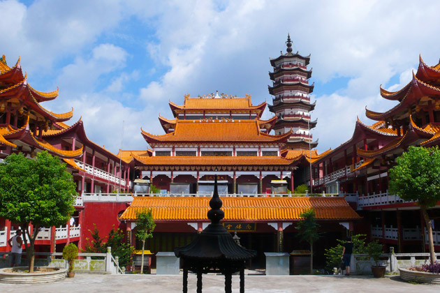 永宁寺是江西赣南最大的佛教寺院,走进庙宇内的第一感觉就是这里的