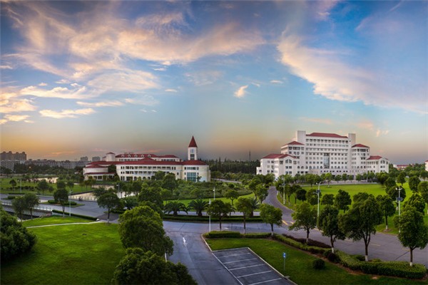 奉贤大学城不仅有现代化及古旧的教学楼和美丽的风景,更有品种繁多