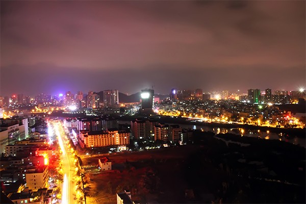 作为一名DJ,习惯了白天在录音棚里和大家聊天,到了晚上脱去华丽的外套,做我的三亚人,习惯了在夜色中,静静地看着座城市,享受着夜晚带来的安静与惊艳。 免税店 匆匆的下午,开车来到海棠湾免税店,免税店自带地下停车场,从停车场走出来到地下一层,迎接你的就是音乐喷泉,从地下的阶梯上来,蓝蓝的天,白白的云,瞬间心情大好,准备狂购一翻。 海棠湾免税购物中心营业面积达70000平方米,由中国国旅集团投资50亿元人民币打造。汇聚了近300个国际知名品牌,涵盖了服装、服饰、箱包、香水、化妆品、手表、太阳镜、小皮件等21