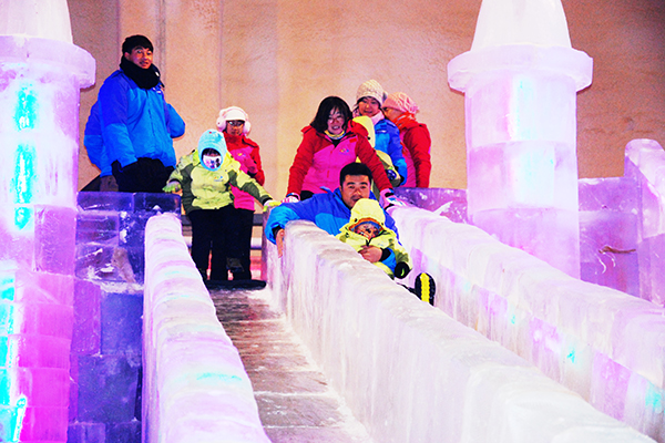 冰雪娱乐项目 冰龙城堡 庄然的冰雪城堡屹立于冰雪世界的大门处,一条