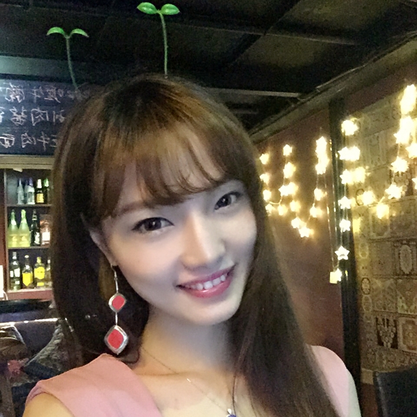 高颜值女老板的藏风小酒吧