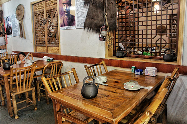 美食  衢州农家菜馆的装修是做旧古朴风,木桌,竹椅,带着些农家小院的